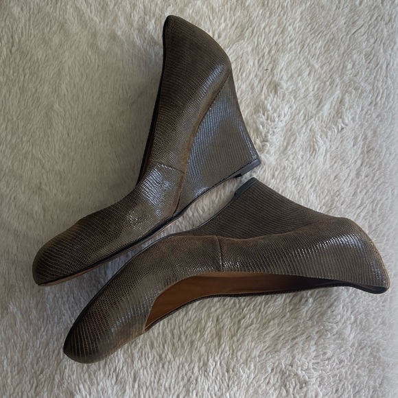 Ann Taylor reptile texture leather round toe wedge - Picture 2 of 8
